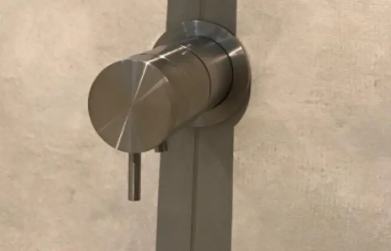 Waterevolution Flow beépíthető zuhanytermosztát masszív rozsdamentes acélból, kerek rozettával T142TBIE 1208816582