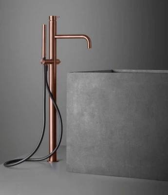 Waterevolution Flow szabadon álló kádcsaptelep kézi zuhannyal, csiszolt réz T133CPE