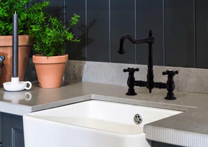 PB Nosztalgikus Konyhai Csaptelep Matt fekete színű, szögletes kifolyóval és csillag alakú fogantyúkkal PBN.ZW.H.ST