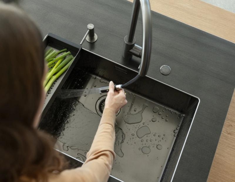 Franke Keukenkraan Eos Neo met uittrekbare sproeikop PVD gun metal 115.0628.256