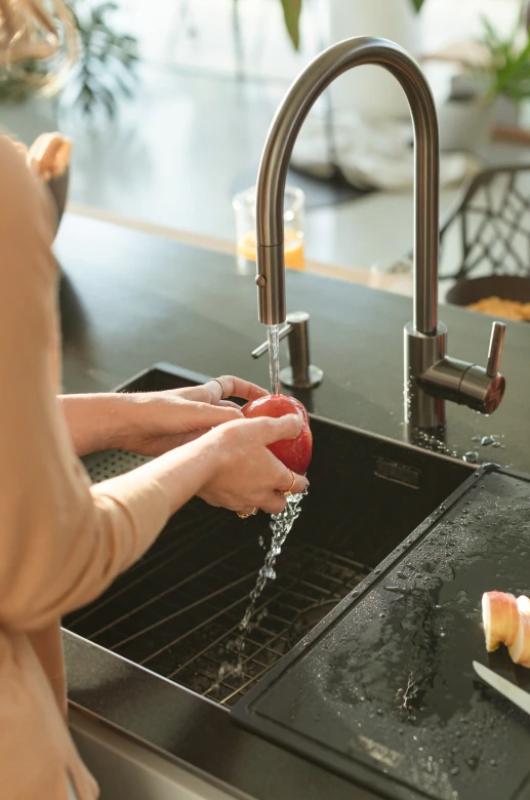 Franke Keukenkraan Eos Neo met uittrekbare sproeikop PVD gun metal 115.0628.256