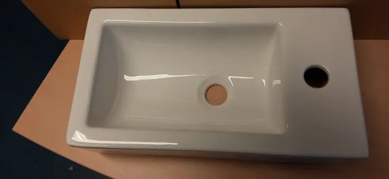 OUTLET Blusani Flow szökőkút, fényes fehér kerámia, jobbra fordítva, 45x26x13 cm