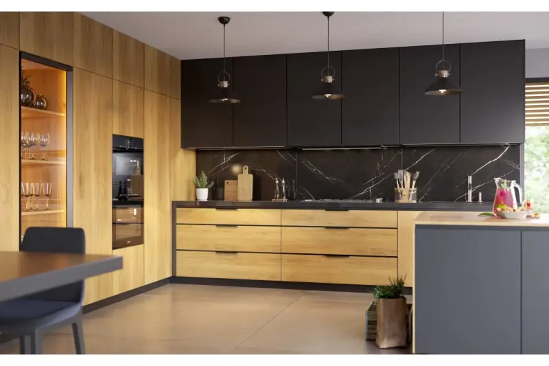 Decor Mees zwarte metalen hanglamp met kapbevestiging in de vorm van een petroleumlamp 2363