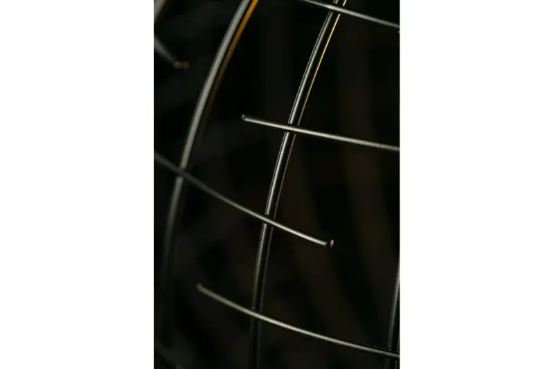 Dekor Viela zwart-gouden drót alakú fém függőlámpa, gömb alakú, 35 cm átmérőjű 6996