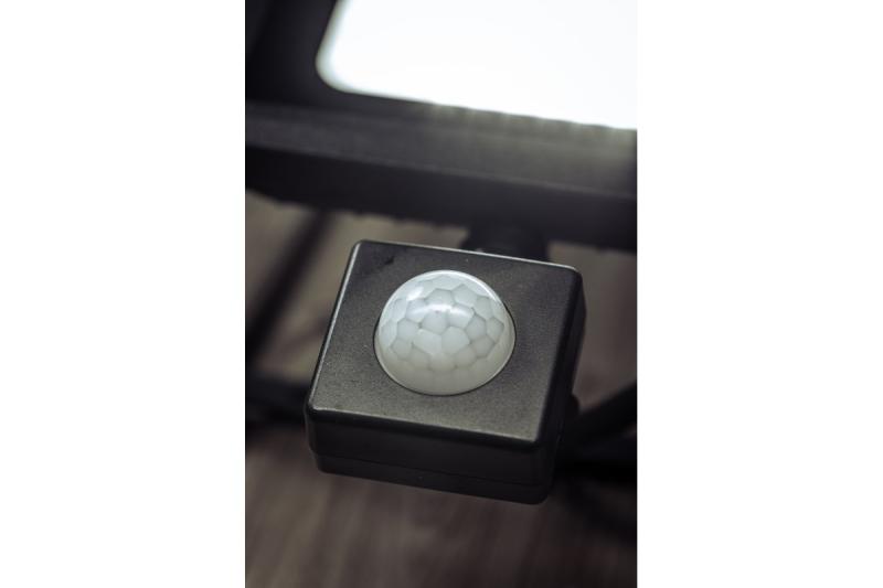 LED-es reflektor iNEXT mozgásérzékelővel 20 W 1600 lm, PF>0,9, RA>80, IP65, 120°, 6400 K, fekete test 1208962859