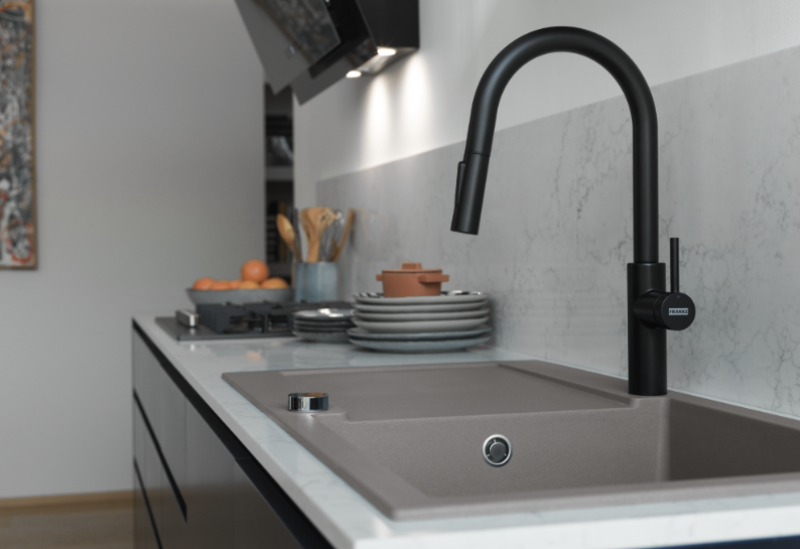 Franke Pescara J Egykaros keverőcsaptelep fekete, kihúzható kifolyóval és permetező funkcióval 115.0575.968