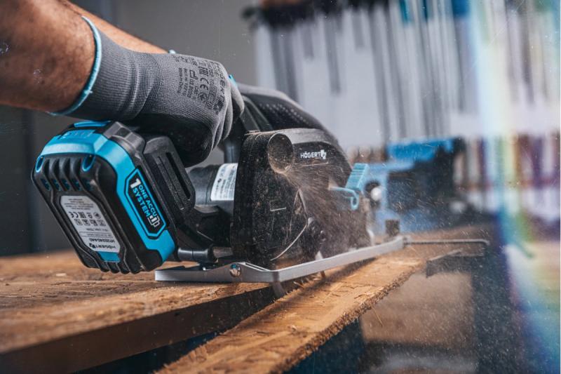 HÖGERT akkumulátoros körfűrész, 18V, akkumulátor nélkül, porszívó csatlakozóval.