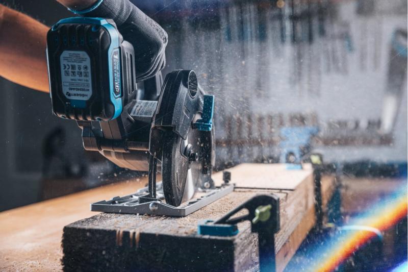 HÖGERT akkumulátoros körfűrész, 18V, akkumulátor nélkül, porszívó csatlakozóval.