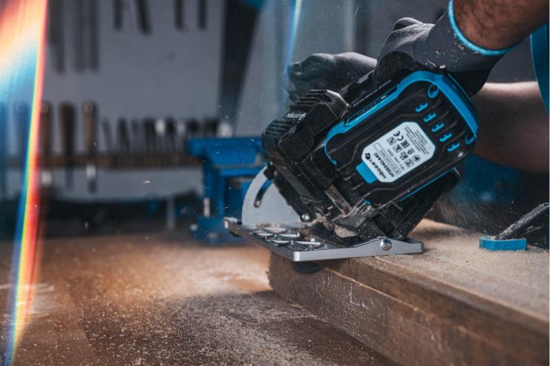 HÖGERT akkumulátoros körfűrész, 18V, akkumulátor nélkül, porszívó csatlakozóval.