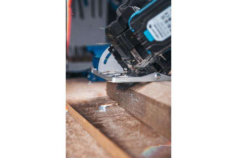 HÖGERT akkumulátoros körfűrész, 18V, akkumulátor nélkül, porszívó csatlakozóval.