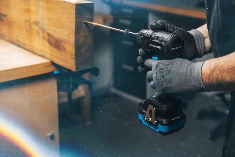 HÖGERT akkumulátoros ütvecsavarozó készlet 200 Nm 18V kefementes motorral.