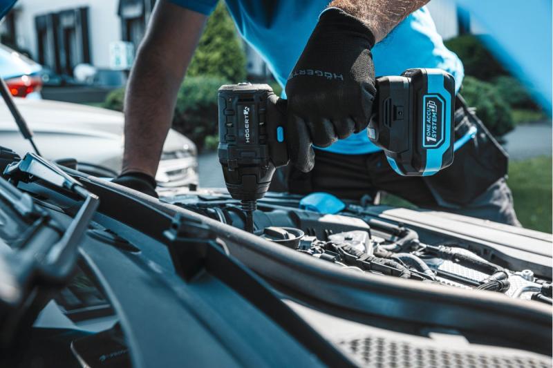 HÖGERT akkumulátoros ütvecsavarozó készlet 200 Nm 18V kefementes motorral.