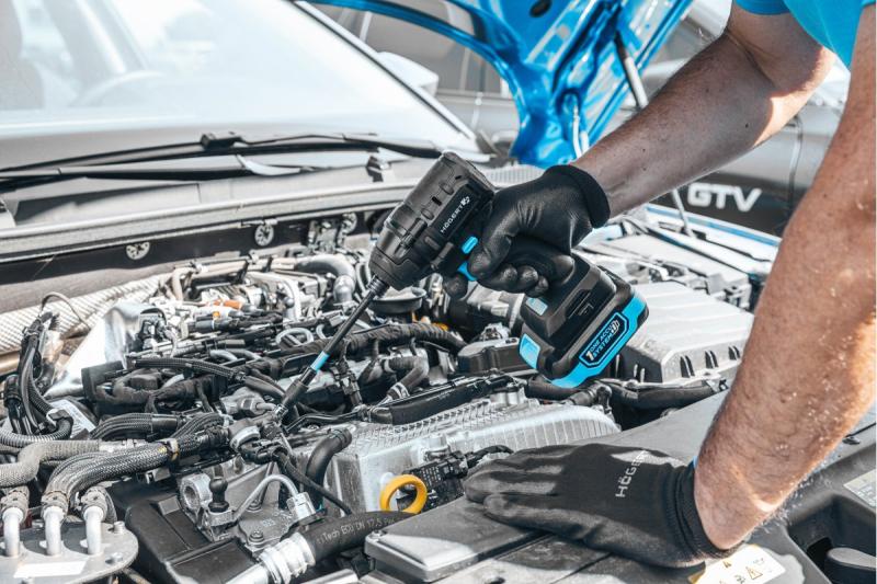 HÖGERT akkumulátoros ütvecsavarozó készlet 200 Nm 18V kefementes motorral.