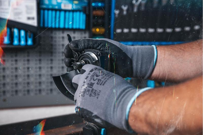 HÖGERT Akkumulátoros sarokcsiszoló paddle kapcsolóval, 125MM, 18V - Készlet (akkumulátor, töltő, tartozékok)