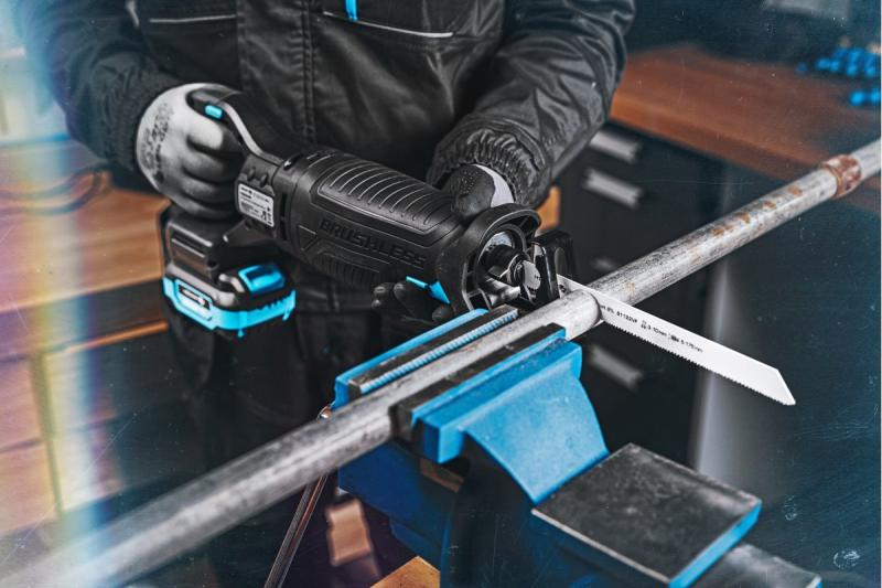 HÖGERT akkumulátoros szablyafűrész készlet, 18V, kefementes, akkumulátor, töltő, tartozékok