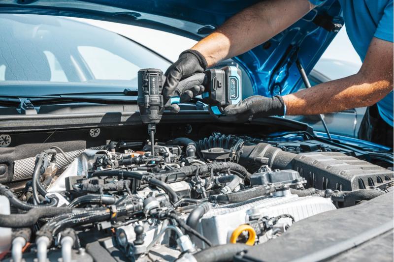 HÖGERT Akkumulátoros hajvasaló 18V, akkumulátorral, töltővel és tartozékokkal készlet