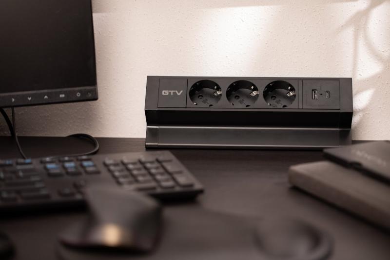 Bútorcsatlakozó BASCO, 3xSCHUKO, USB A+C, 1,5 m kábel, fekete