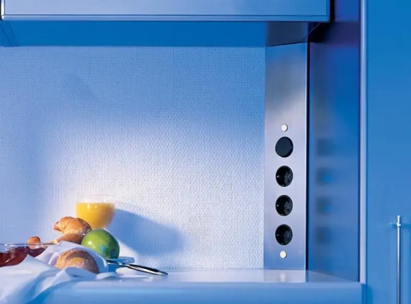 Indux Corner 4 csatlakozóval ellátott energiaoszlop Földelő csatlakozó Fekete 1208972307