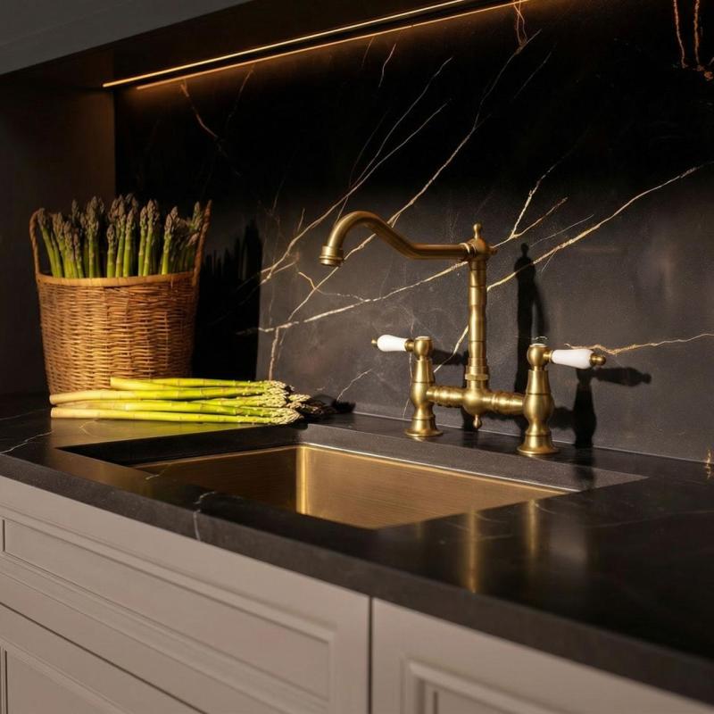 Aquanello Heritage Manor Klasszikus konyha, nosztalgikus stílusú konyhai csaptelep, bronz színű, fehér fogantyúval BN-0010-HM